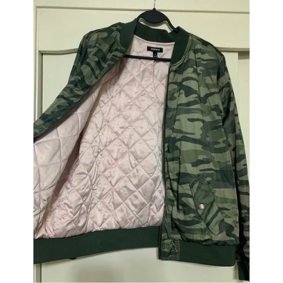 Torrid Camo Bomber Jacket 💚 - Picture 6 of 7